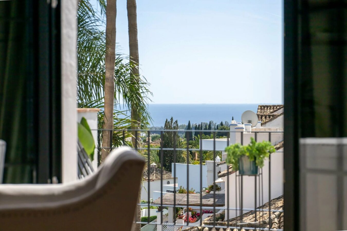 FOR SALE 🏡 Renovated Four-Bedroom Townhouse with Sea Views and Sauna in a Gated Community – Golden Mile, Marbella 🇪🇸