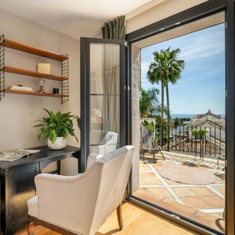 FOR SALE 🏡 Renovated Four-Bedroom Townhouse with Sea Views and Sauna in a Gated Community – Golden Mile, Marbella 🇪🇸