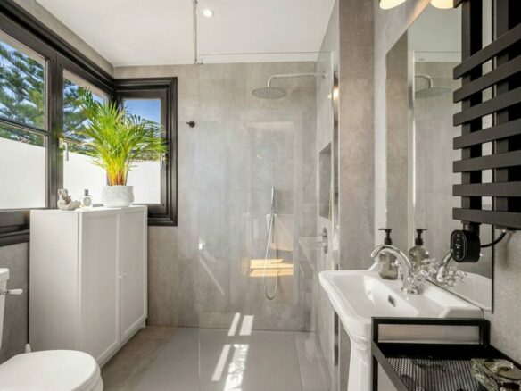 FOR SALE 🏡 Renovated Four-Bedroom Townhouse with Sea Views and Sauna in a Gated Community – Golden Mile, Marbella 🇪🇸