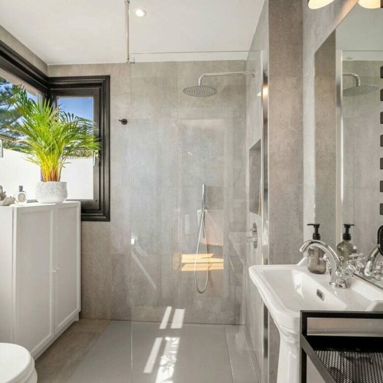 FOR SALE 🏡 Renovated Four-Bedroom Townhouse with Sea Views and Sauna in a Gated Community – Golden Mile, Marbella 🇪🇸