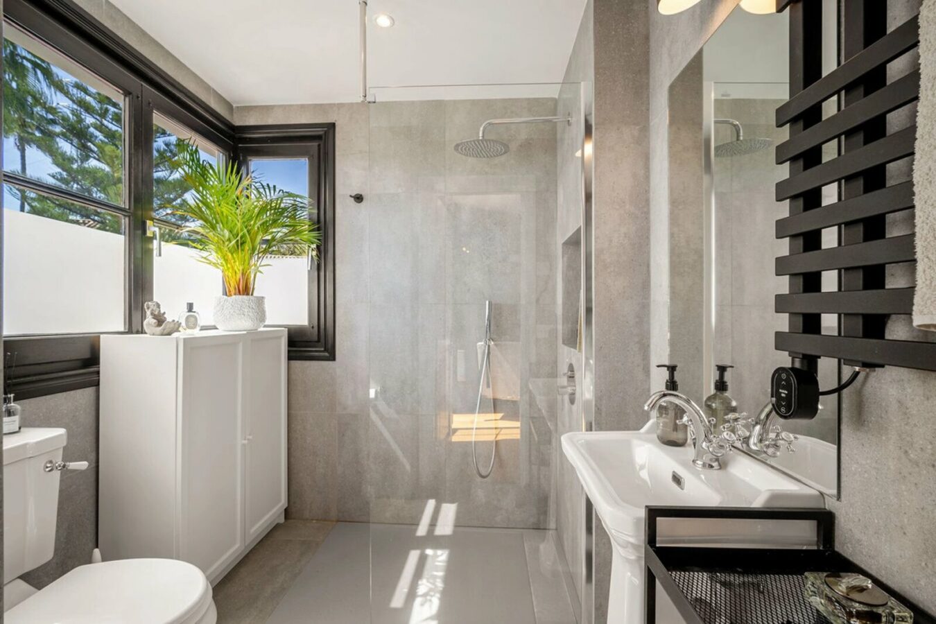 FOR SALE 🏡 Renovated Four-Bedroom Townhouse with Sea Views and Sauna in a Gated Community – Golden Mile, Marbella 🇪🇸