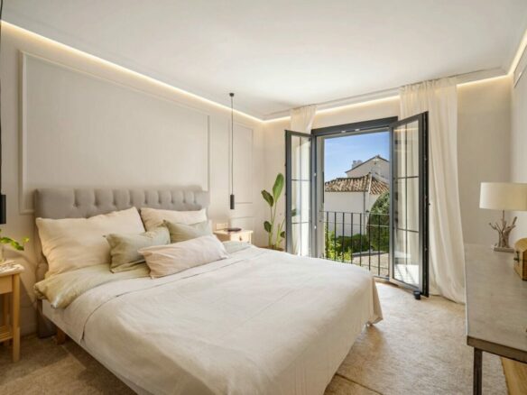 FOR SALE 🏡 Renovated Four-Bedroom Townhouse with Sea Views and Sauna in a Gated Community – Golden Mile, Marbella 🇪🇸