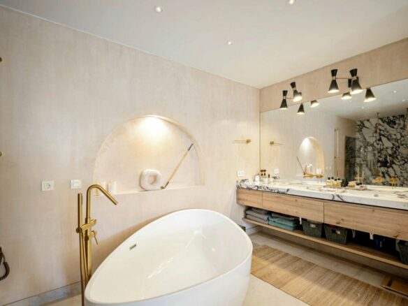 FOR SALE 🏡 Renovated Four-Bedroom Townhouse with Sea Views and Sauna in a Gated Community – Golden Mile, Marbella 🇪🇸