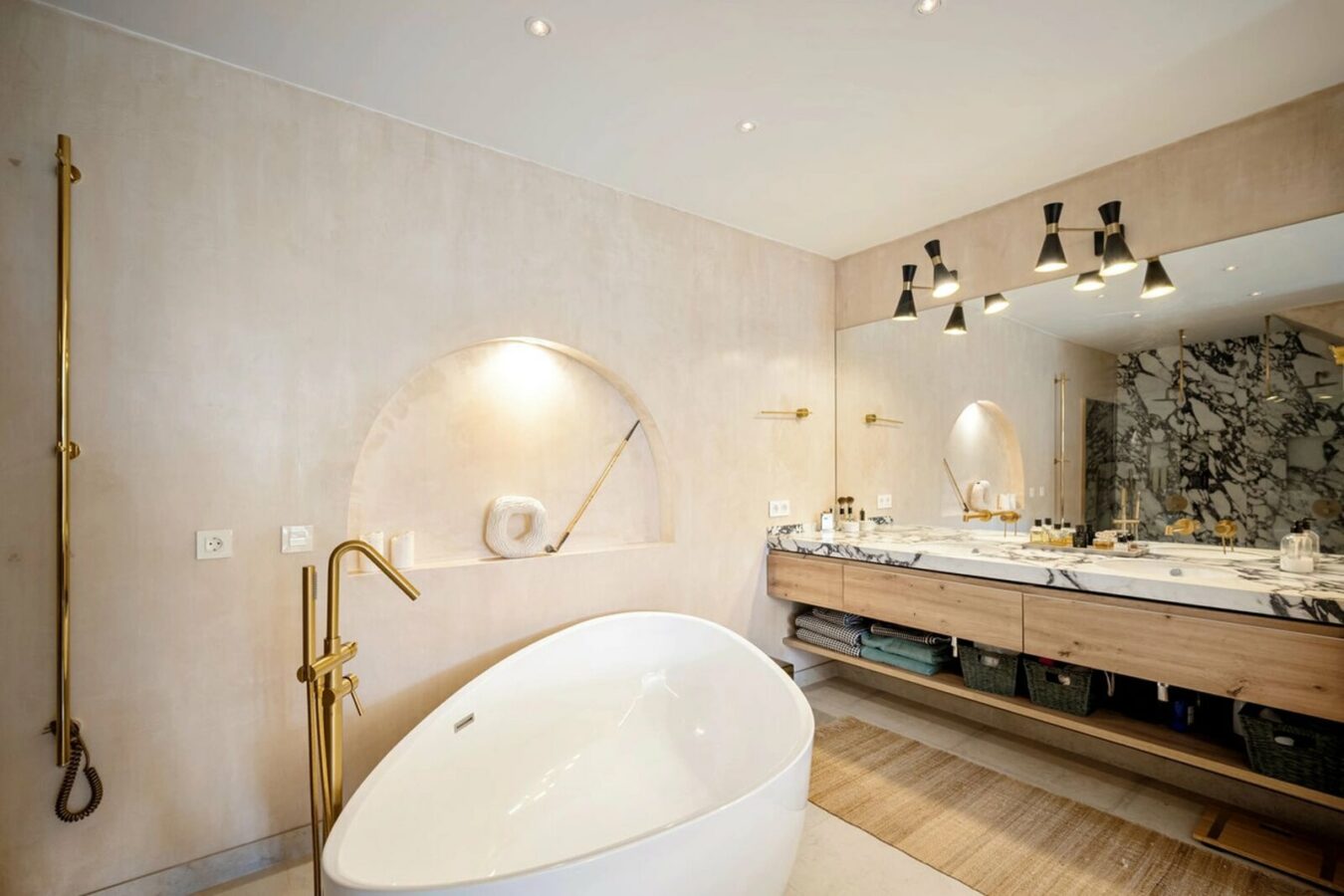 FOR SALE 🏡 Renovated Four-Bedroom Townhouse with Sea Views and Sauna in a Gated Community – Golden Mile, Marbella 🇪🇸