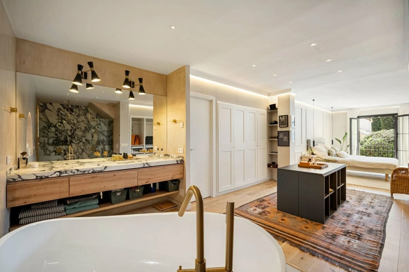 FOR SALE 🏡 Renovated Four-Bedroom Townhouse with Sea Views and Sauna in a Gated Community – Golden Mile, Marbella 🇪🇸