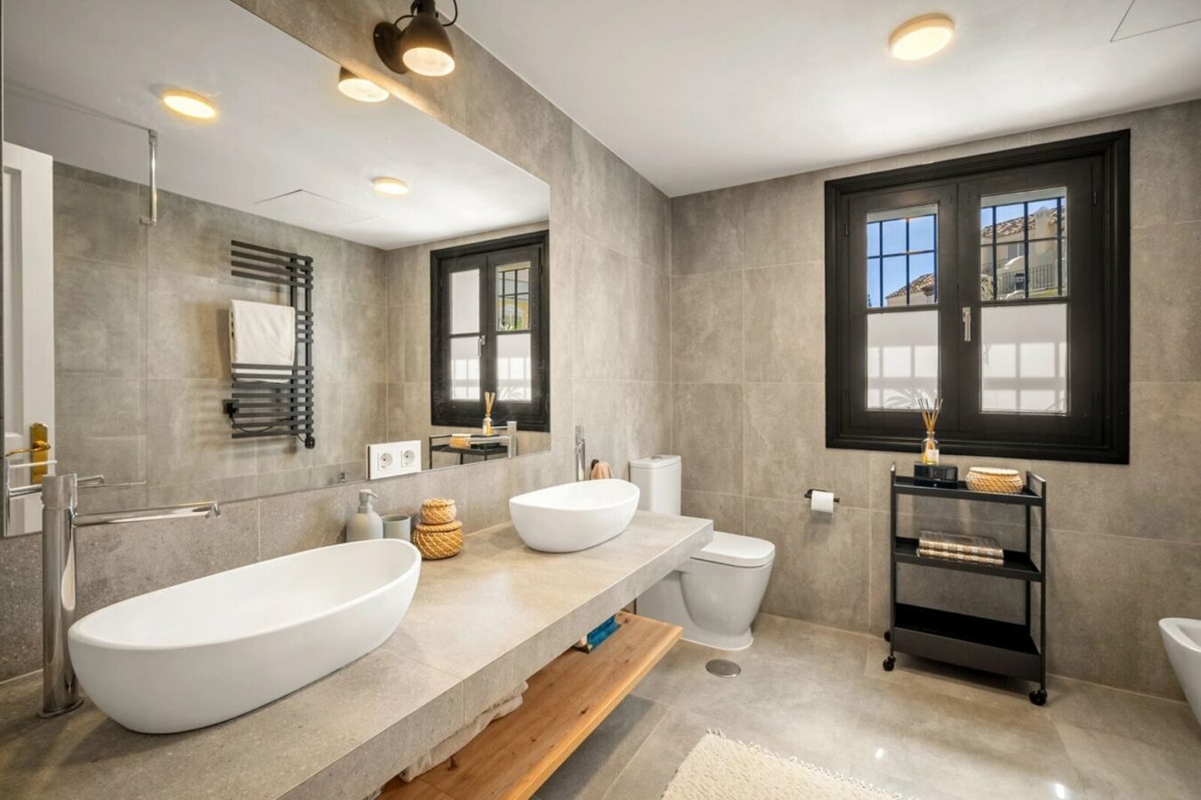 FOR SALE 🏡 Renovated Four-Bedroom Townhouse with Sea Views and Sauna in a Gated Community – Golden Mile, Marbella 🇪🇸