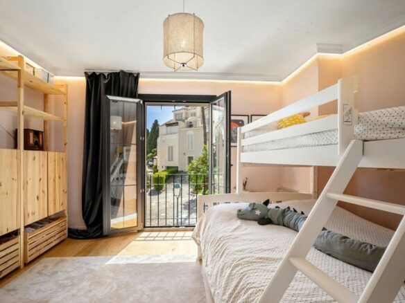 FOR SALE 🏡 Renovated Four-Bedroom Townhouse with Sea Views and Sauna in a Gated Community – Golden Mile, Marbella 🇪🇸
