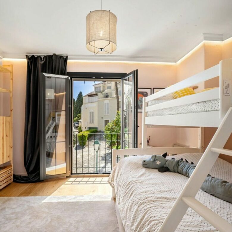 FOR SALE 🏡 Renovated Four-Bedroom Townhouse with Sea Views and Sauna in a Gated Community – Golden Mile, Marbella 🇪🇸