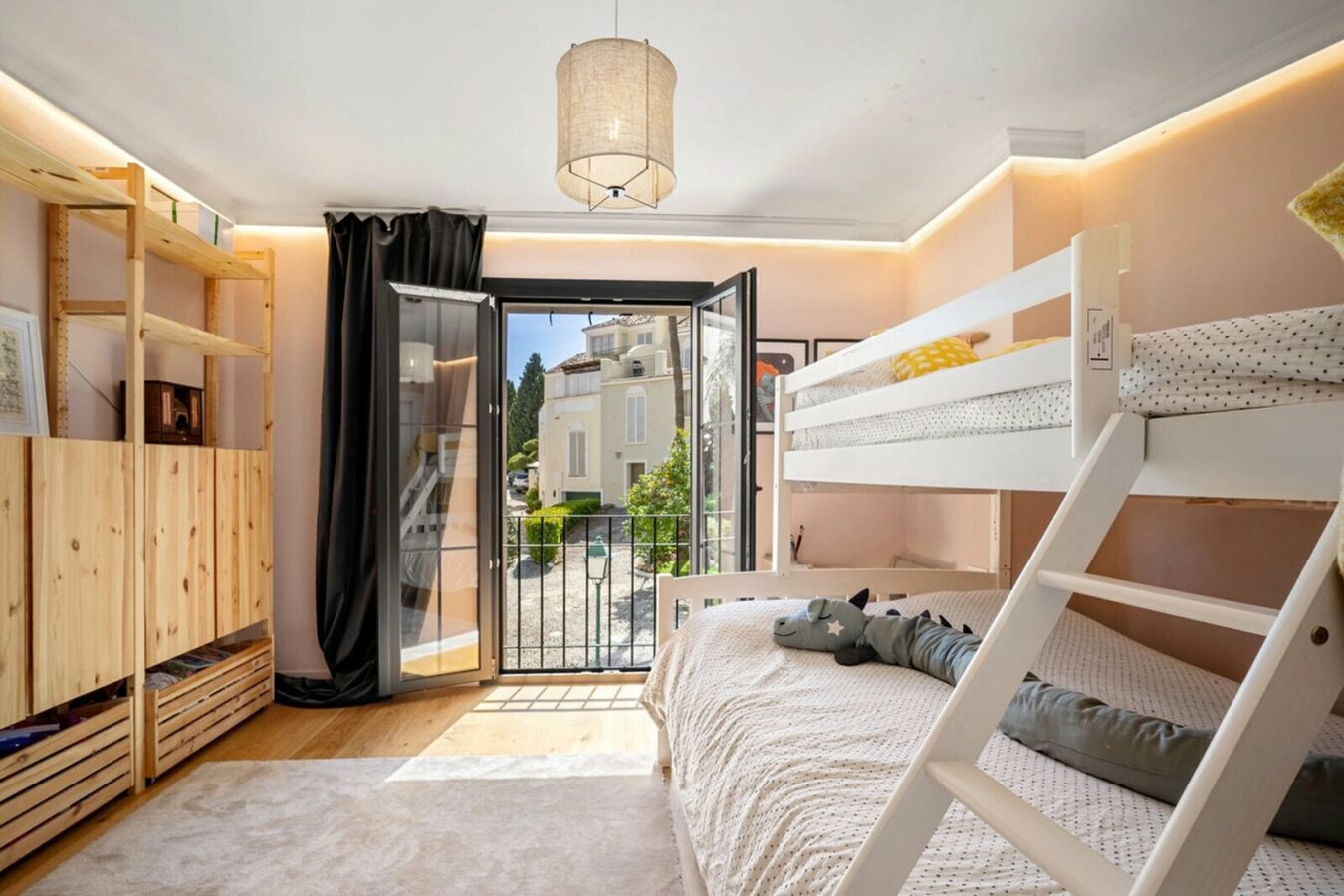 FOR SALE 🏡 Renovated Four-Bedroom Townhouse with Sea Views and Sauna in a Gated Community – Golden Mile, Marbella 🇪🇸