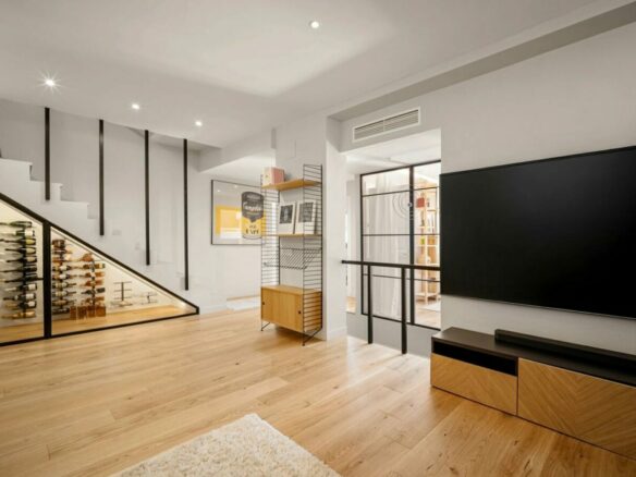 FOR SALE 🏡 Renovated Four-Bedroom Townhouse with Sea Views and Sauna in a Gated Community – Golden Mile, Marbella 🇪🇸