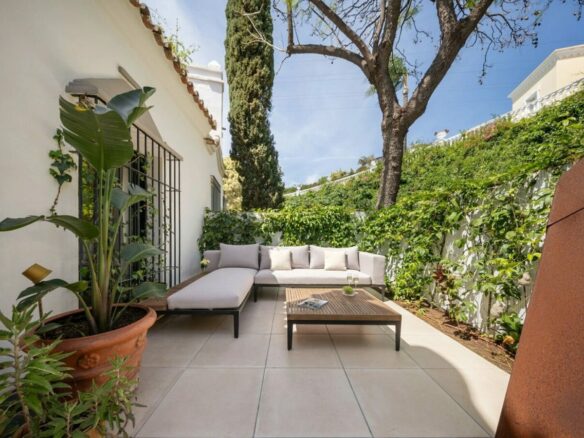 FOR SALE 🏡 Renovated Four-Bedroom Townhouse with Sea Views and Sauna in a Gated Community – Golden Mile, Marbella 🇪🇸