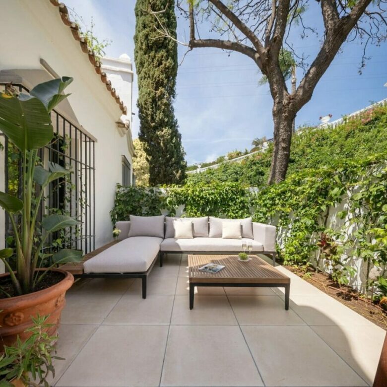 FOR SALE 🏡 Renovated Four-Bedroom Townhouse with Sea Views and Sauna in a Gated Community – Golden Mile, Marbella 🇪🇸
