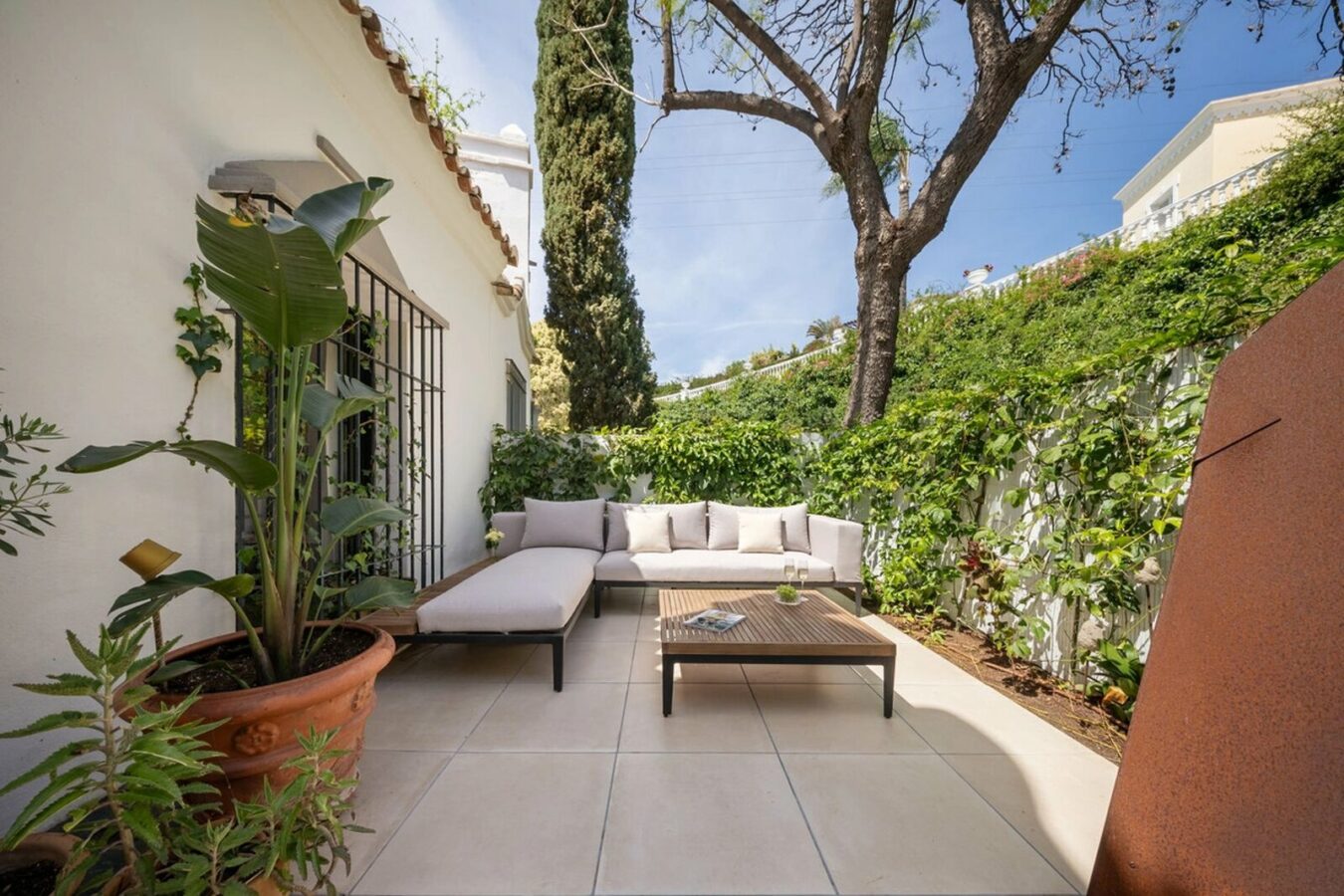 FOR SALE 🏡 Renovated Four-Bedroom Townhouse with Sea Views and Sauna in a Gated Community – Golden Mile, Marbella 🇪🇸