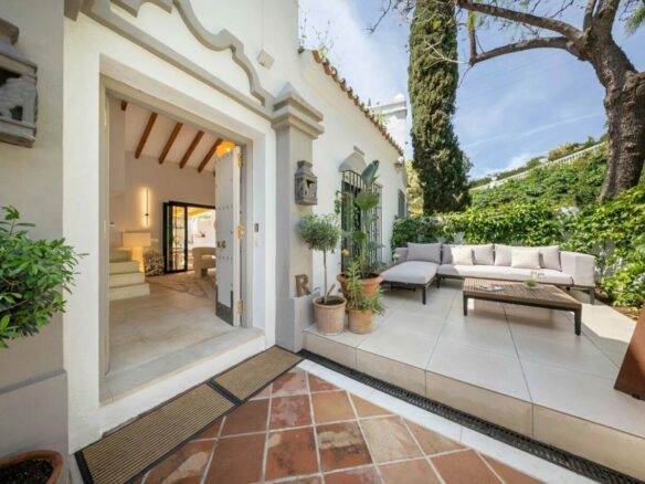 FOR SALE 🏡 Renovated Four-Bedroom Townhouse with Sea Views and Sauna in a Gated Community – Golden Mile, Marbella 🇪🇸