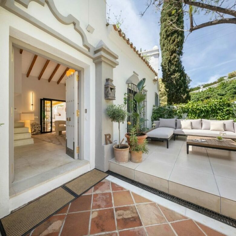 FOR SALE 🏡 Renovated Four-Bedroom Townhouse with Sea Views and Sauna in a Gated Community – Golden Mile, Marbella 🇪🇸