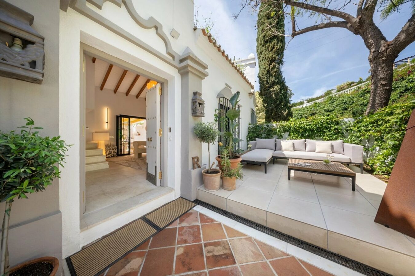 FOR SALE 🏡 Renovated Four-Bedroom Townhouse with Sea Views and Sauna in a Gated Community – Golden Mile, Marbella 🇪🇸