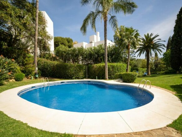 FOR SALE 🏡 Renovated Four-Bedroom Townhouse with Sea Views and Sauna in a Gated Community – Golden Mile, Marbella 🇪🇸