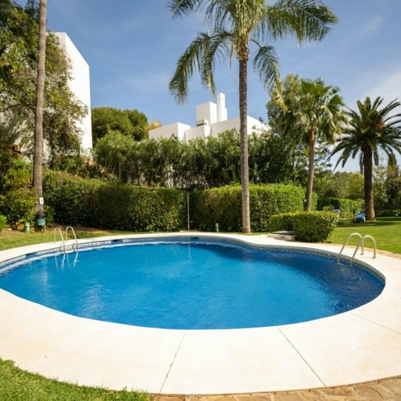 FOR SALE 🏡 Renovated Four-Bedroom Townhouse with Sea Views and Sauna in a Gated Community – Golden Mile, Marbella 🇪🇸