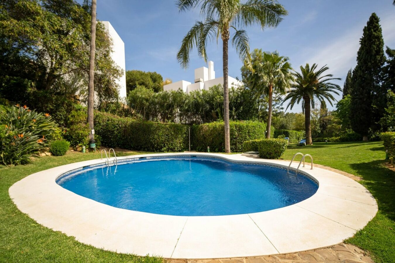 FOR SALE 🏡 Renovated Four-Bedroom Townhouse with Sea Views and Sauna in a Gated Community – Golden Mile, Marbella 🇪🇸