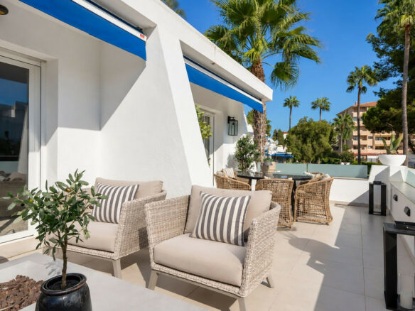 FOR SALE 🏡 Renovated Three-Bedroom Apartment with South-Facing Terrace near Centro Plaza – Nueva Andalucía, Marbella 🇪🇸