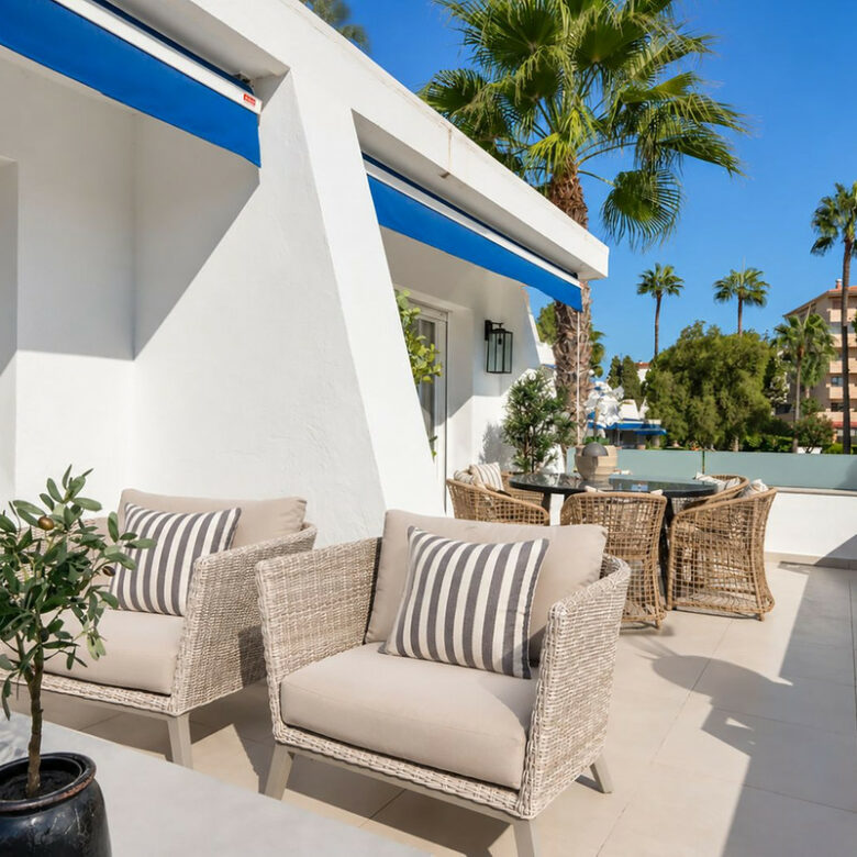 FOR SALE 🏡 Renovated Three-Bedroom Apartment with South-Facing Terrace near Centro Plaza – Nueva Andalucía, Marbella 🇪🇸