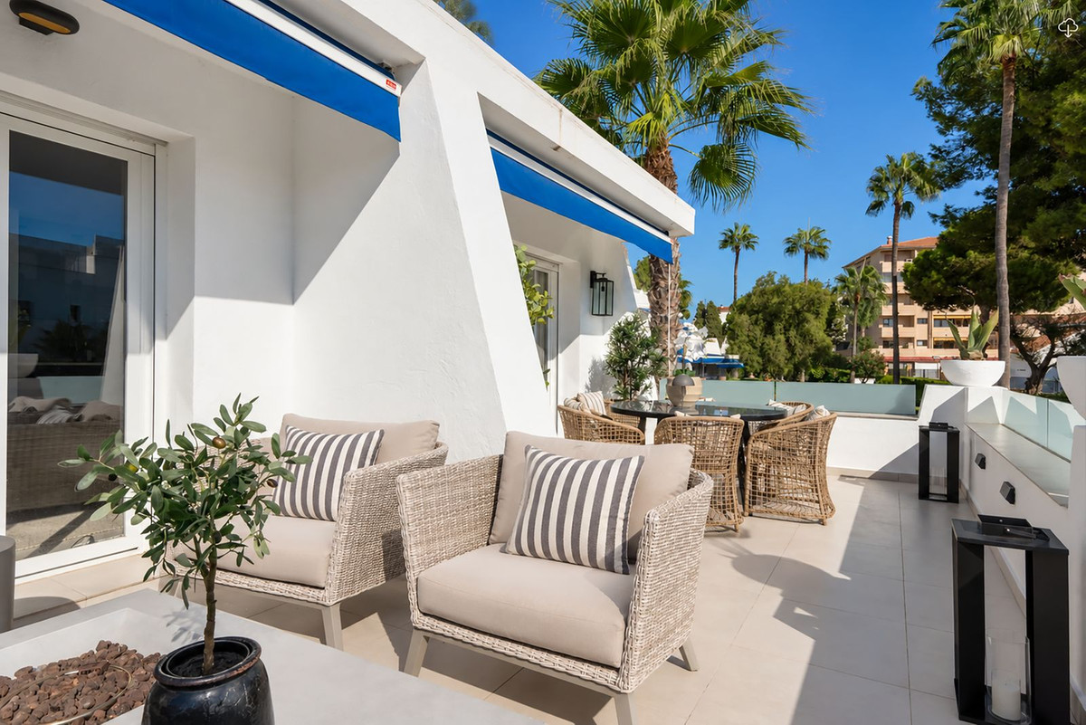 FOR SALE 🏡 Renovated Three-Bedroom Apartment with South-Facing Terrace near Centro Plaza – Nueva Andalucía, Marbella 🇪🇸