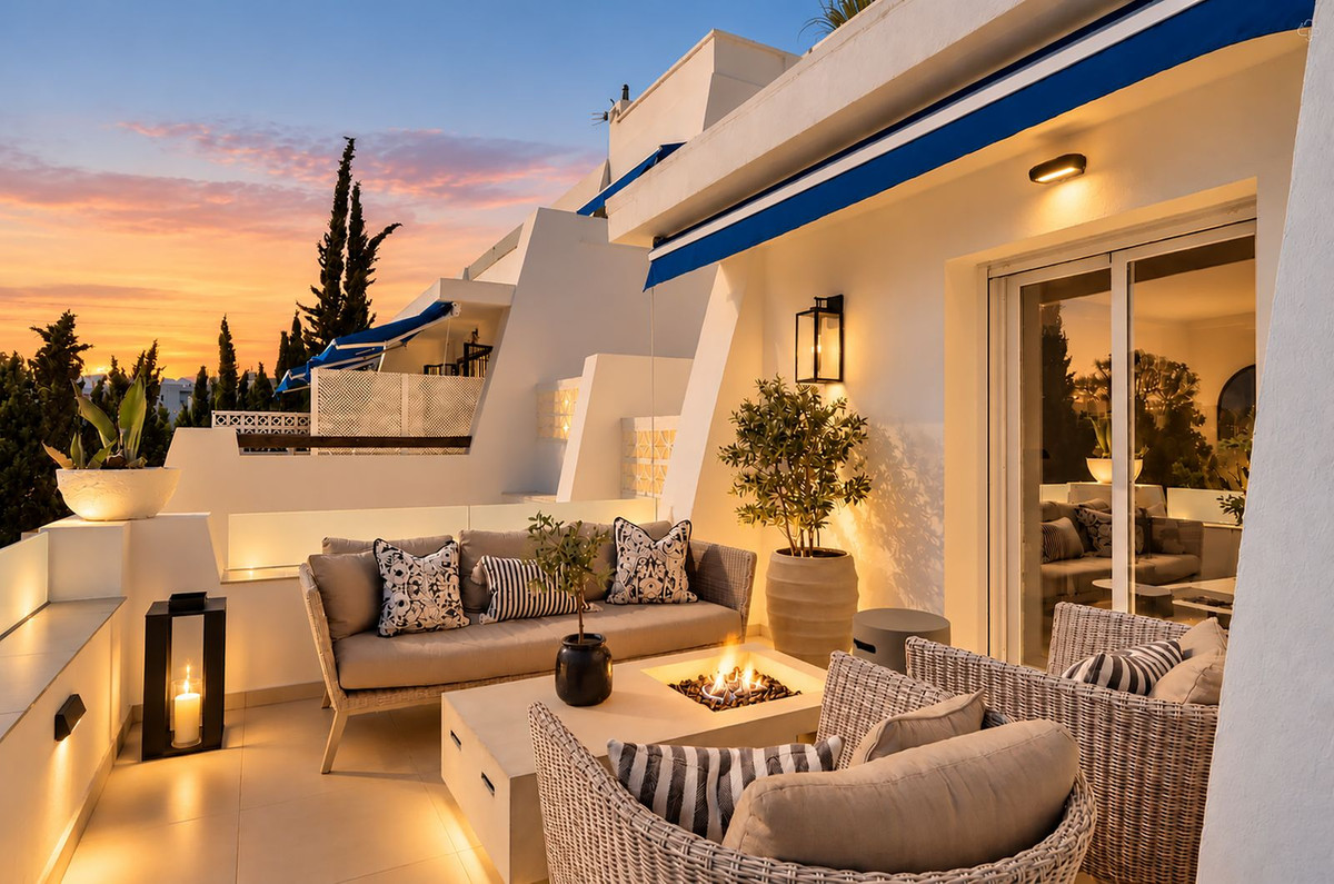 FOR SALE 🏡 Renovated Three-Bedroom Apartment with South-Facing Terrace near Centro Plaza – Nueva Andalucía, Marbella 🇪🇸