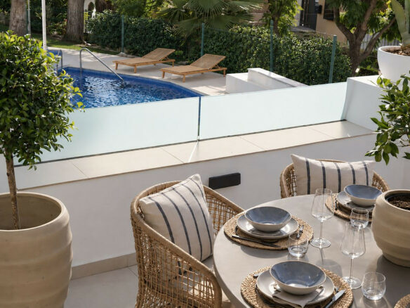 FOR SALE 🏡 Renovated Three-Bedroom Apartment with South-Facing Terrace near Centro Plaza – Nueva Andalucía, Marbella 🇪🇸