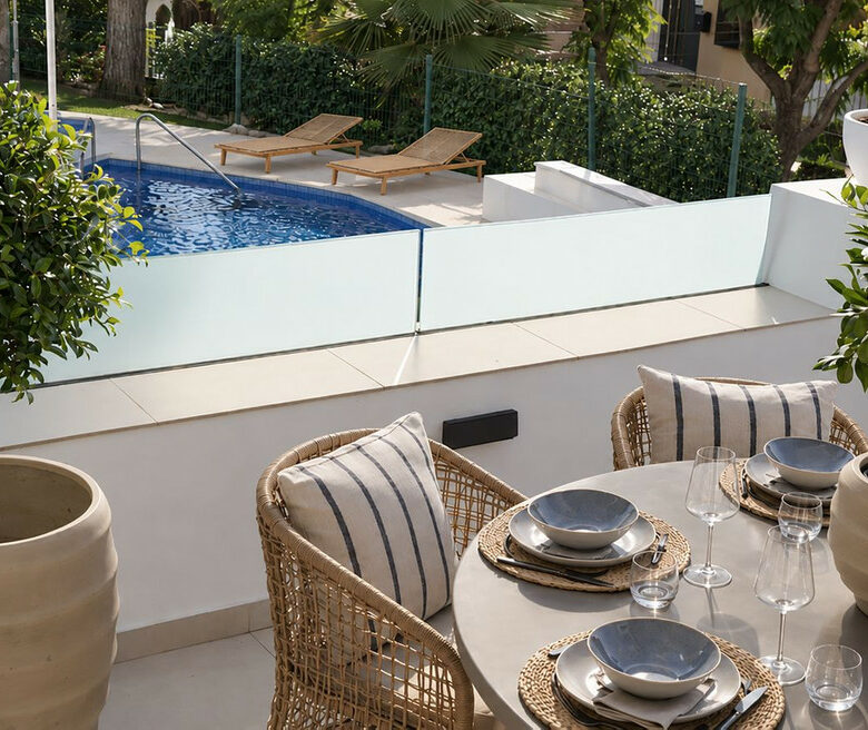 FOR SALE 🏡 Renovated Three-Bedroom Apartment with South-Facing Terrace near Centro Plaza – Nueva Andalucía, Marbella 🇪🇸
