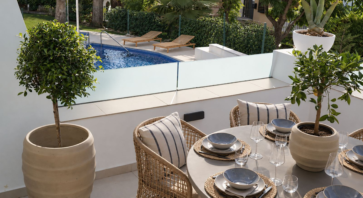 FOR SALE 🏡 Renovated Three-Bedroom Apartment with South-Facing Terrace near Centro Plaza – Nueva Andalucía, Marbella 🇪🇸