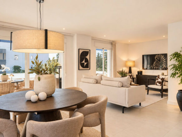 FOR SALE 🏡 Renovated Three-Bedroom Apartment with South-Facing Terrace near Centro Plaza – Nueva Andalucía, Marbella 🇪🇸