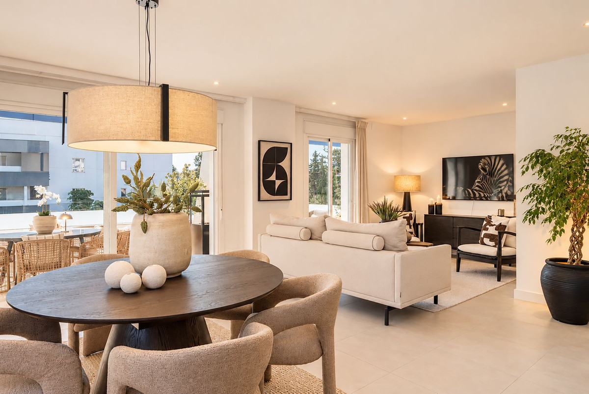 FOR SALE 🏡 Renovated Three-Bedroom Apartment with South-Facing Terrace near Centro Plaza – Nueva Andalucía, Marbella 🇪🇸