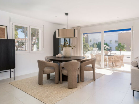 FOR SALE 🏡 Renovated Three-Bedroom Apartment with South-Facing Terrace near Centro Plaza – Nueva Andalucía, Marbella 🇪🇸