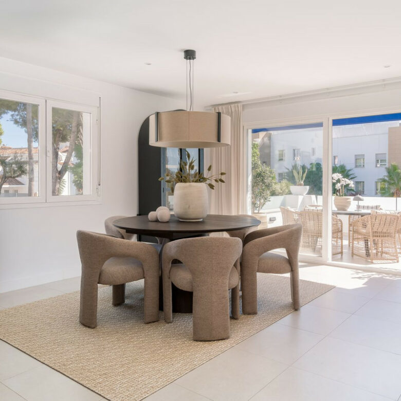 FOR SALE 🏡 Renovated Three-Bedroom Apartment with South-Facing Terrace near Centro Plaza – Nueva Andalucía, Marbella 🇪🇸