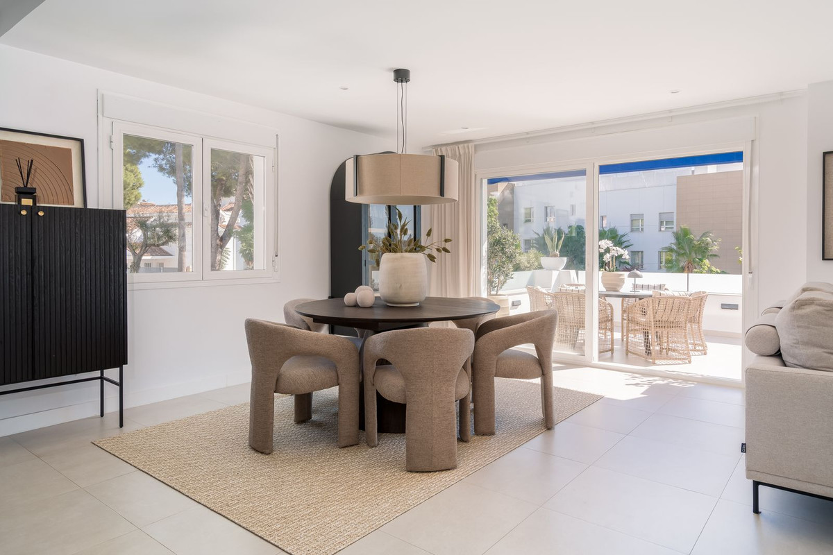 FOR SALE 🏡 Renovated Three-Bedroom Apartment with South-Facing Terrace near Centro Plaza – Nueva Andalucía, Marbella 🇪🇸
