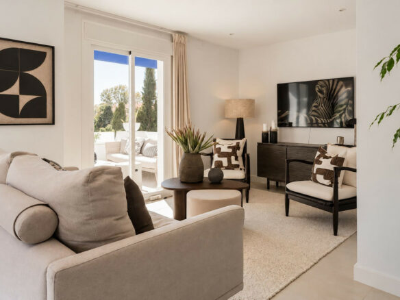 FOR SALE 🏡 Renovated Three-Bedroom Apartment with South-Facing Terrace near Centro Plaza – Nueva Andalucía, Marbella 🇪🇸