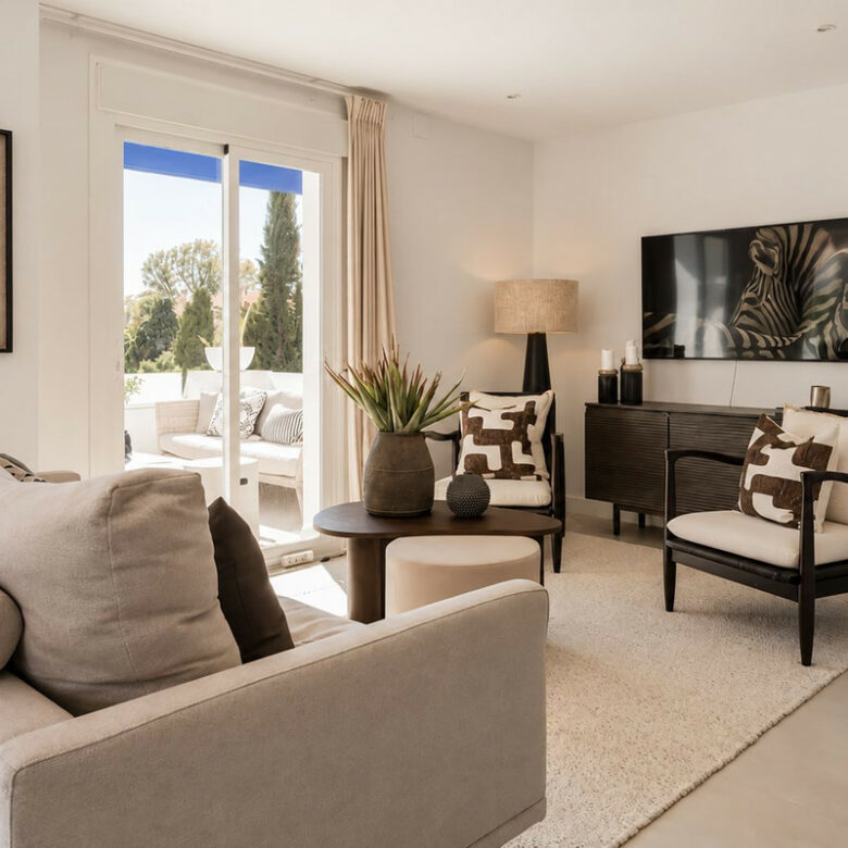 FOR SALE 🏡 Renovated Three-Bedroom Apartment with South-Facing Terrace near Centro Plaza – Nueva Andalucía, Marbella 🇪🇸