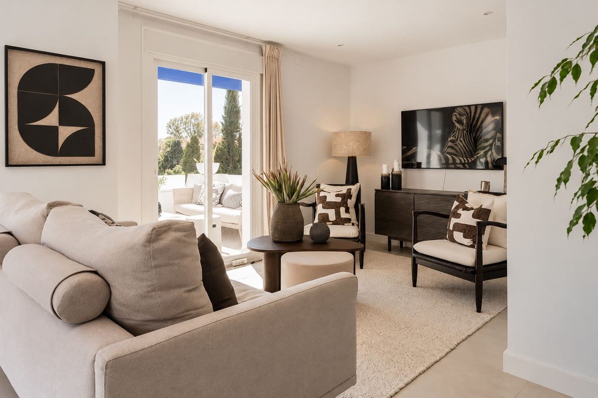 FOR SALE 🏡 Renovated Three-Bedroom Apartment with South-Facing Terrace near Centro Plaza – Nueva Andalucía, Marbella 🇪🇸
