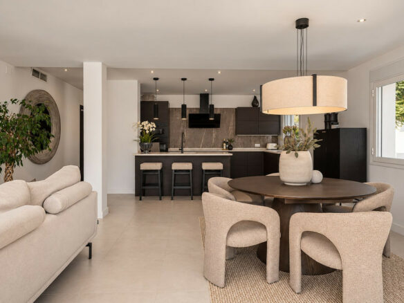 FOR SALE 🏡 Renovated Three-Bedroom Apartment with South-Facing Terrace near Centro Plaza – Nueva Andalucía, Marbella 🇪🇸