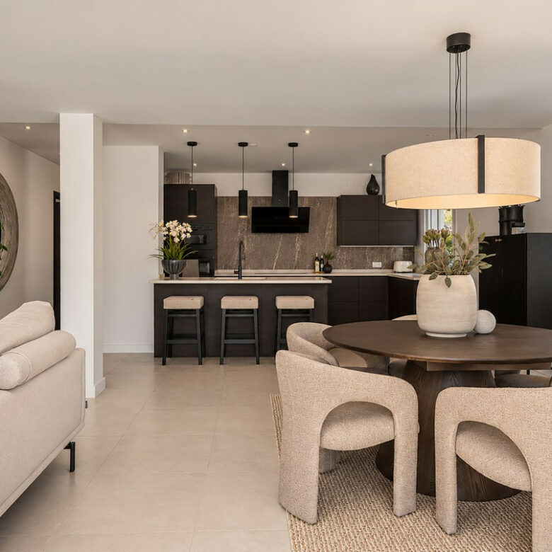 FOR SALE 🏡 Renovated Three-Bedroom Apartment with South-Facing Terrace near Centro Plaza – Nueva Andalucía, Marbella 🇪🇸