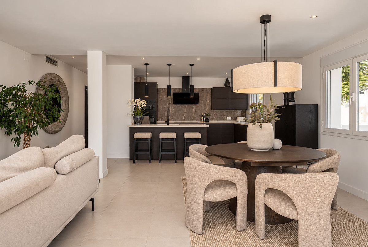 FOR SALE 🏡 Renovated Three-Bedroom Apartment with South-Facing Terrace near Centro Plaza – Nueva Andalucía, Marbella 🇪🇸