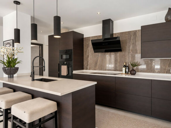 FOR SALE 🏡 Renovated Three-Bedroom Apartment with South-Facing Terrace near Centro Plaza – Nueva Andalucía, Marbella 🇪🇸