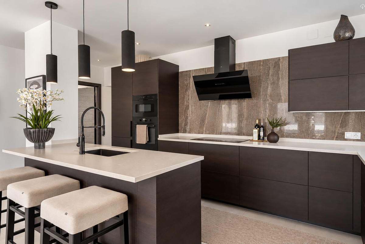 FOR SALE 🏡 Renovated Three-Bedroom Apartment with South-Facing Terrace near Centro Plaza – Nueva Andalucía, Marbella 🇪🇸