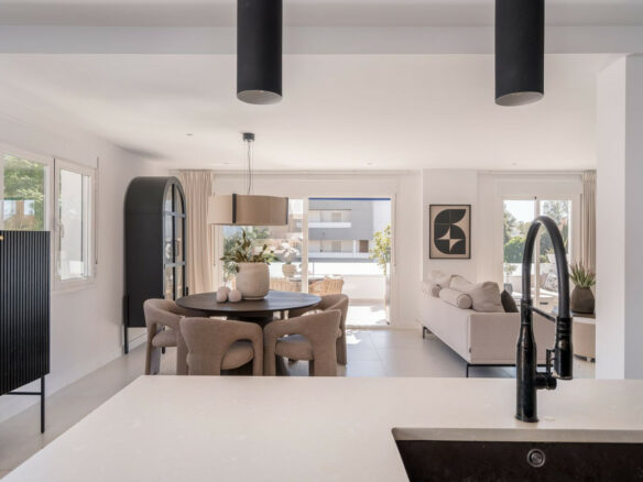 FOR SALE 🏡 Renovated Three-Bedroom Apartment with South-Facing Terrace near Centro Plaza – Nueva Andalucía, Marbella 🇪🇸