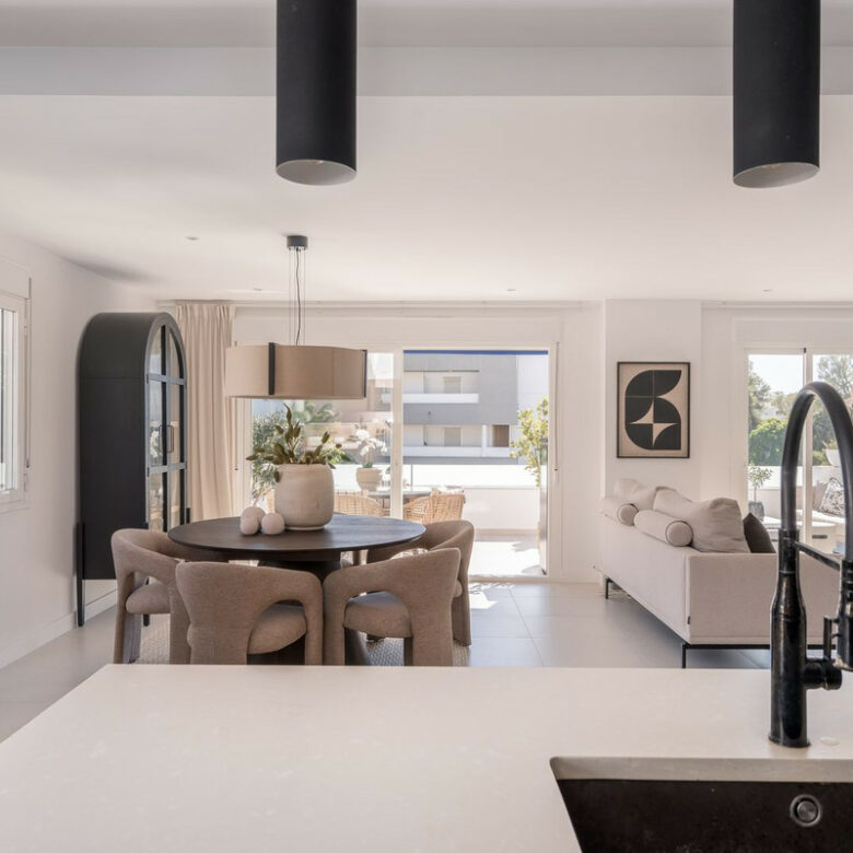FOR SALE 🏡 Renovated Three-Bedroom Apartment with South-Facing Terrace near Centro Plaza – Nueva Andalucía, Marbella 🇪🇸