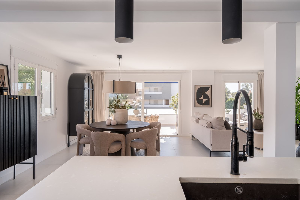 FOR SALE 🏡 Renovated Three-Bedroom Apartment with South-Facing Terrace near Centro Plaza – Nueva Andalucía, Marbella 🇪🇸