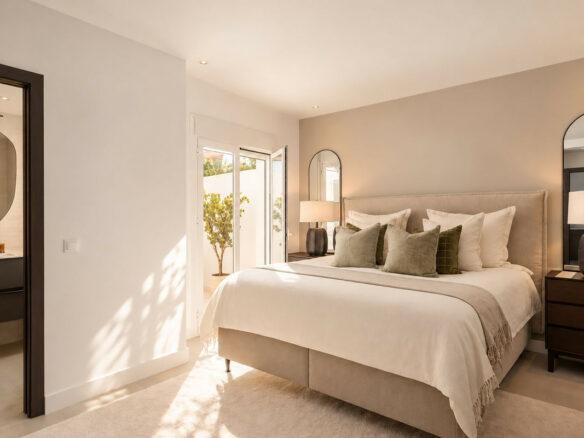 FOR SALE 🏡 Renovated Three-Bedroom Apartment with South-Facing Terrace near Centro Plaza – Nueva Andalucía, Marbella 🇪🇸