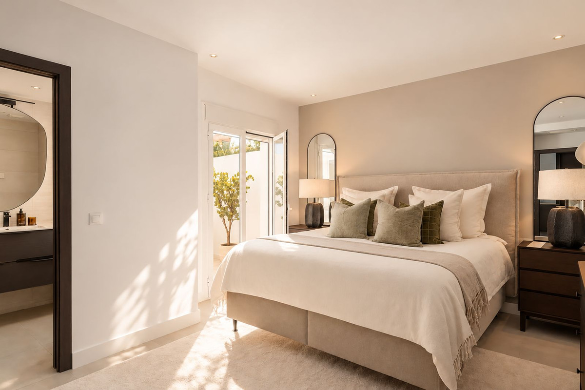 FOR SALE 🏡 Renovated Three-Bedroom Apartment with South-Facing Terrace near Centro Plaza – Nueva Andalucía, Marbella 🇪🇸