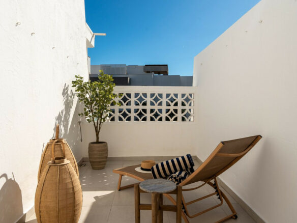 FOR SALE 🏡 Renovated Three-Bedroom Apartment with South-Facing Terrace near Centro Plaza – Nueva Andalucía, Marbella 🇪🇸