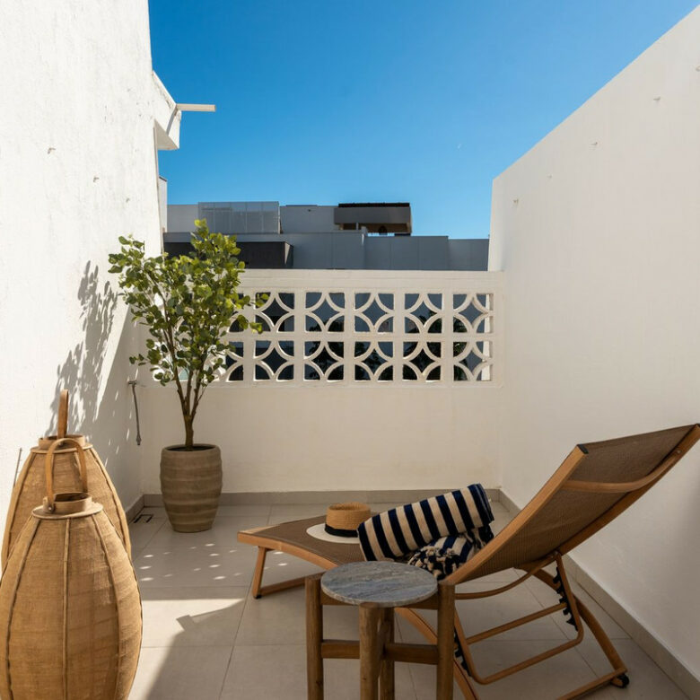 FOR SALE 🏡 Renovated Three-Bedroom Apartment with South-Facing Terrace near Centro Plaza – Nueva Andalucía, Marbella 🇪🇸